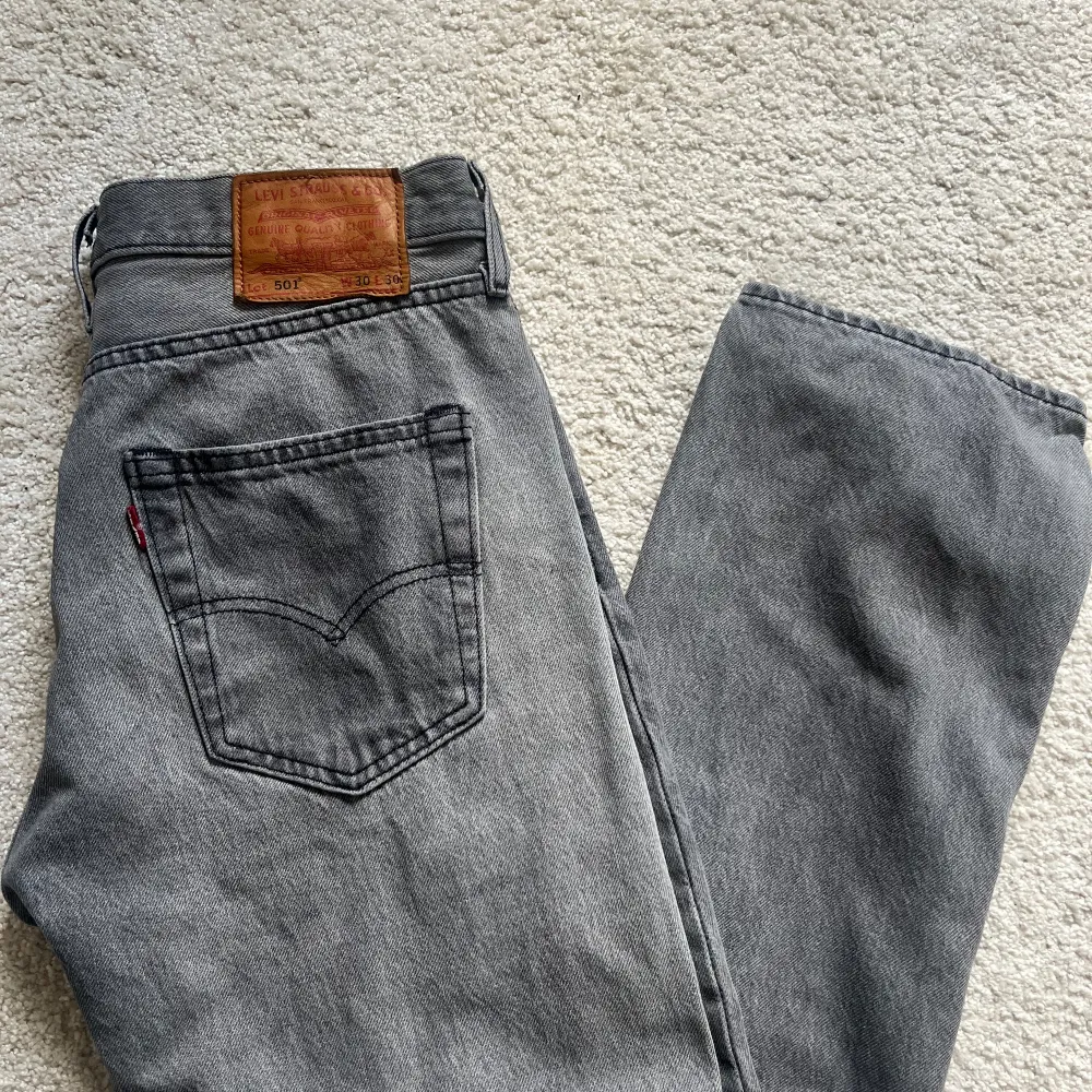 Supersnygga retro Levis 501 jeans i storlek W30L30. Aningen små i storleken då de inte är så mycket stretch, längden passade perfekt för mig som är 167cm. Köpt på Vinted men passade tyvärr inte så därför jag säljer dem💗. Jeans & Byxor.