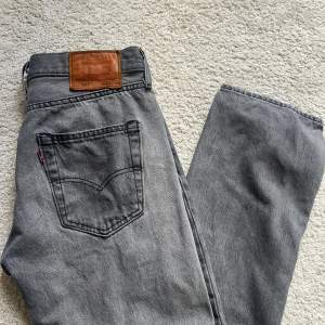 Supersnygga retro Levis 501 jeans i storlek W30L30. Aningen små i storleken då de inte är så mycket stretch, längden passade perfekt för mig som är 167cm. Köpt på Vinted men passade tyvärr inte så därför jag säljer dem💗