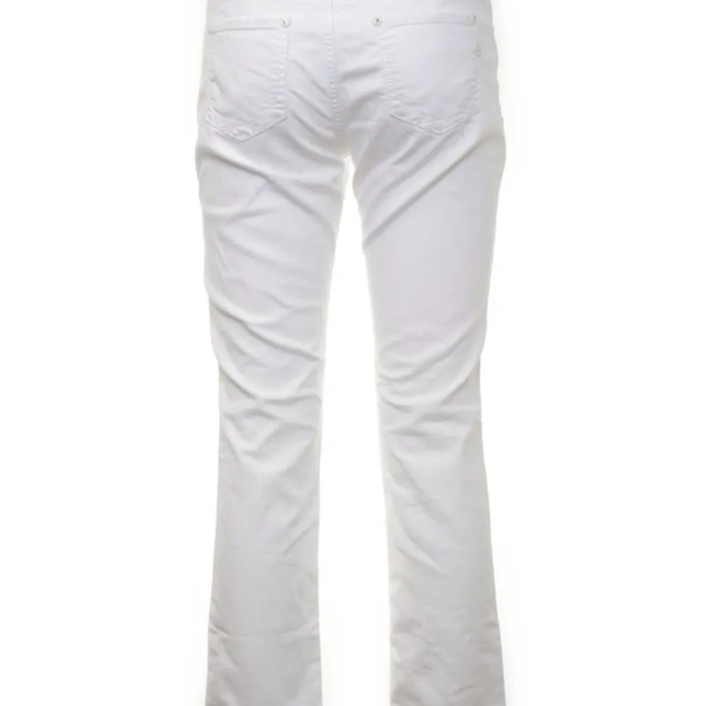 Vita mac jeans, inga synliga fläckar, köpte från Sellpy, kommer inte till användning.Pris kan diskuteras.. Jeans & Byxor.