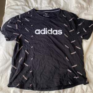 Adidas t-shirt i stl M, använd några få gånger
