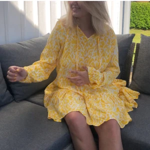 Gul super fin kläning till sommaren  - LÅNADE BILDER!  gul super fin kläning i storlek 34 från NA-KD, Passar 32-38 också. 