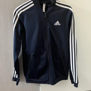 Adidas kofta  - Använd Max 3 ggr!!!