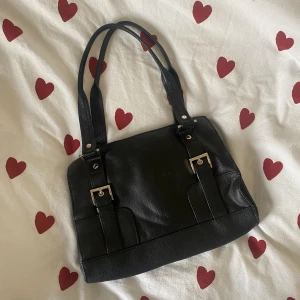 Väska i äkta läger - Snygg handväska med tre stycken fack 🖤