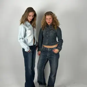 Mörkblå jeansjacka med zip Storlek S  Modellen är 162 cm