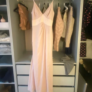 Söt balklänningar  - Jätte söt enkel balklänning🩷🩷 bra i längd för mig som är 175, aldrig använd endast testad🥰