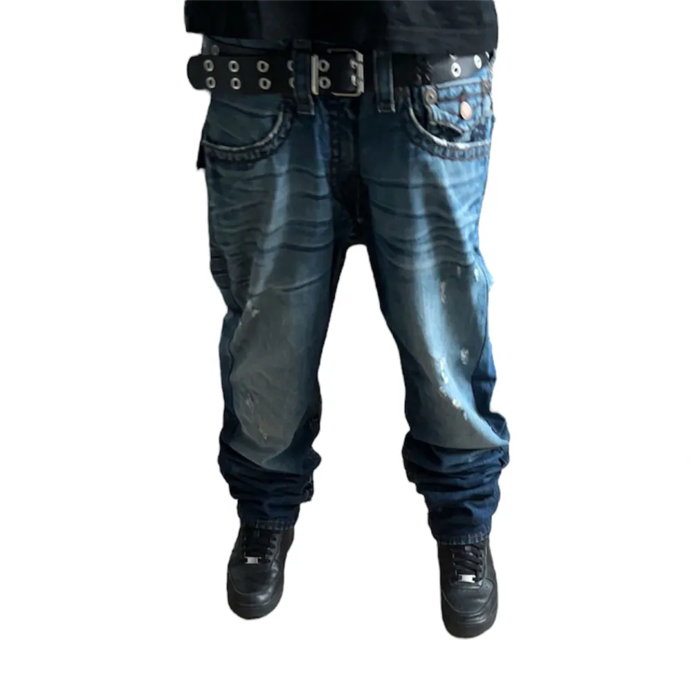 True Religion jeans Ricky fit super T, har ett litet hål under högra fickan (bild 4)  W36 [Ytterbenslängd 112cm] [Innerbenslängd 83cm] [Midja 43cm] [Benöppning 18cm]. Jeans & Byxor.