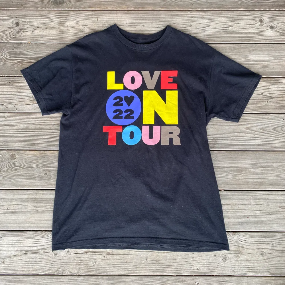 Jättefin Harry styles Merch t-shirt köpt på konserten i Stockholm 2022. Aldrig använt så den är i nyskick och väldigt fint skick💕💐💫. T-shirts.