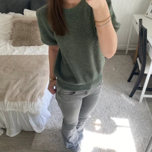 Grön Stickad T-shirt  - Grön stickad T-shirt från Vero Moda i storlek S! Super söt men används inte längre därav säljer jag den🌸