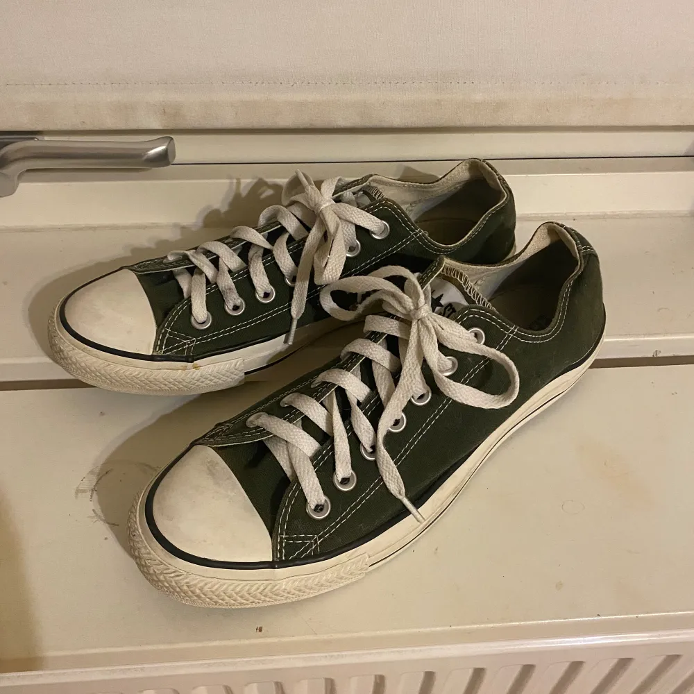 Snygga mörkgröna converse skor,  säljer även svarta i strl 42. Skor.