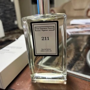 Spice bomb dupe - Säljer detta eftersom jag har ingen behov av den och vill bli av med den. Helt oanvänd. Notes similar to that found in Spice Bomb ® Spice bomb is a highly addictive explosion of spices, built on a balmy, woody vetiver trail.  Top Notes: Cardamom, Art