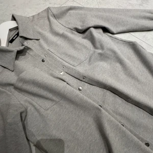 Grå ”kofta”🩶 - Jätte fin grå kofta”, passar till alla tillfällen🩶 inte så tjockt material av sig o använd endast en gång🩶 skriv privat för frågor