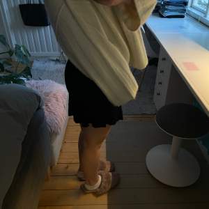 ribban kjol med volang längst ner från bubbelroom 🤍 stretch passar flera storlekar, går att ha kort och lång 