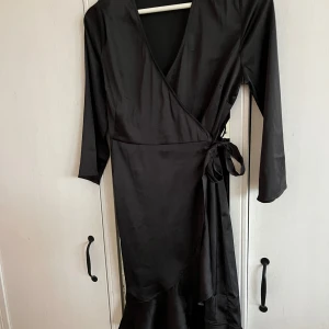 Svart klänning  - En svart klänning med volanger nedtill samt knytning i midjan från Vero Moda i strl XS!💓