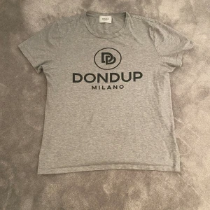 Dondup t-shirt - Säljer nu denna riktigt feta Dondup tishan till ett mycket bra pris. Tröjan är i size S och passar dig som är 170. Nypris: 1000. Mitt pris: 349. Vid frågor är det bara att skriva!