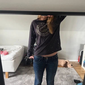 långärmad tröja - långärmad vintage tröja från timberland. passar till allt! skriv vid intresse eller om ni vill ha fler bilder💕