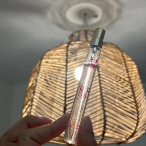 Ellis Brooklyn - Rrose  - En 10ML storlek av Rrose från Ellis Brooklyn. Knappt använd.   https://www.fragrantica.com/perfume/Ellis-Brooklyn/Rrose-41486.html