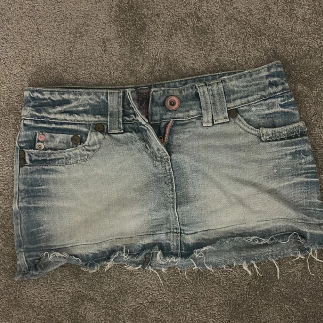 Lågmidjad jeanskjol