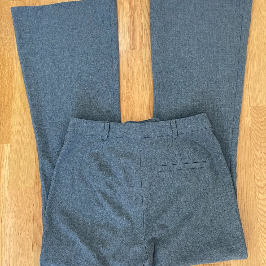 Gråa kostymbyxor  - 93