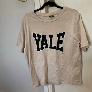 T-shirt - Anspänt ett par gånger men är helt och i gott skick 