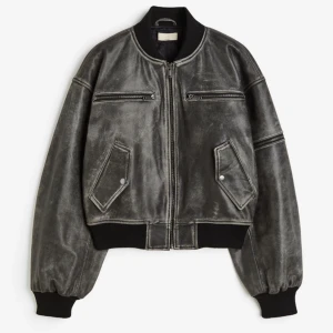 Söker denna jacka - Söker denna jacka 🌸 den är från h&m och är en skinnjacka som kom ut ungefär för 1-2 år sedan!  Betalar bra! 