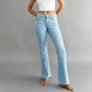 Ljusblåa jeans från Gina Tricot🙏🏼De är i storlek 36 men jag brukar vanligtvis ha 34. Jag har klippt av dom där nere men är lite för långa för mig ändå som är 162cm. 💕Skriv för fler bilder! 