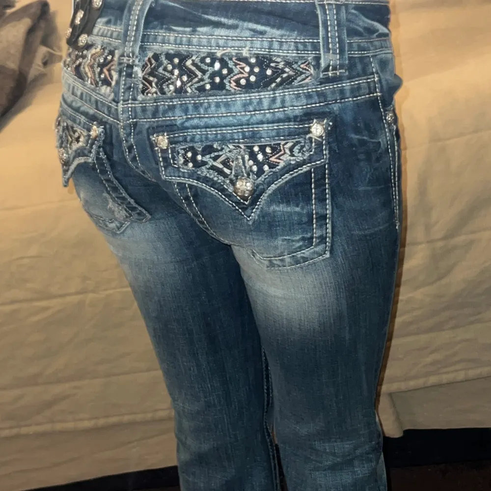 Helt nya lågmidjade bootcut miss me jeans i perfekt skick! Dom är i storlek 26. Hör gärna av er vid frågor eller för mer bilder💞                                                       🤍midjemått: 76 cm🤍Benlägnd: 81 cm   Gmail: trendigaklader@gmail.com. Jeans & Byxor.