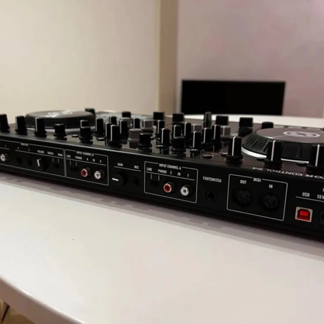 Native Instrument Traktor Kontrol S4 MK2 DJ Controller  - 92