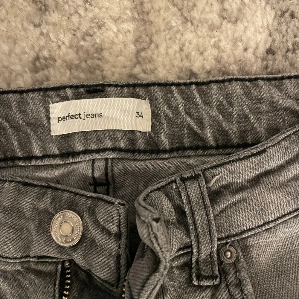 Jeans från ginatricot som är skit snygga men passar mig tyvärr inte längre dem är i perfekt skick 💓hör av dig om du blir intresserad . Jeans & Byxor.
