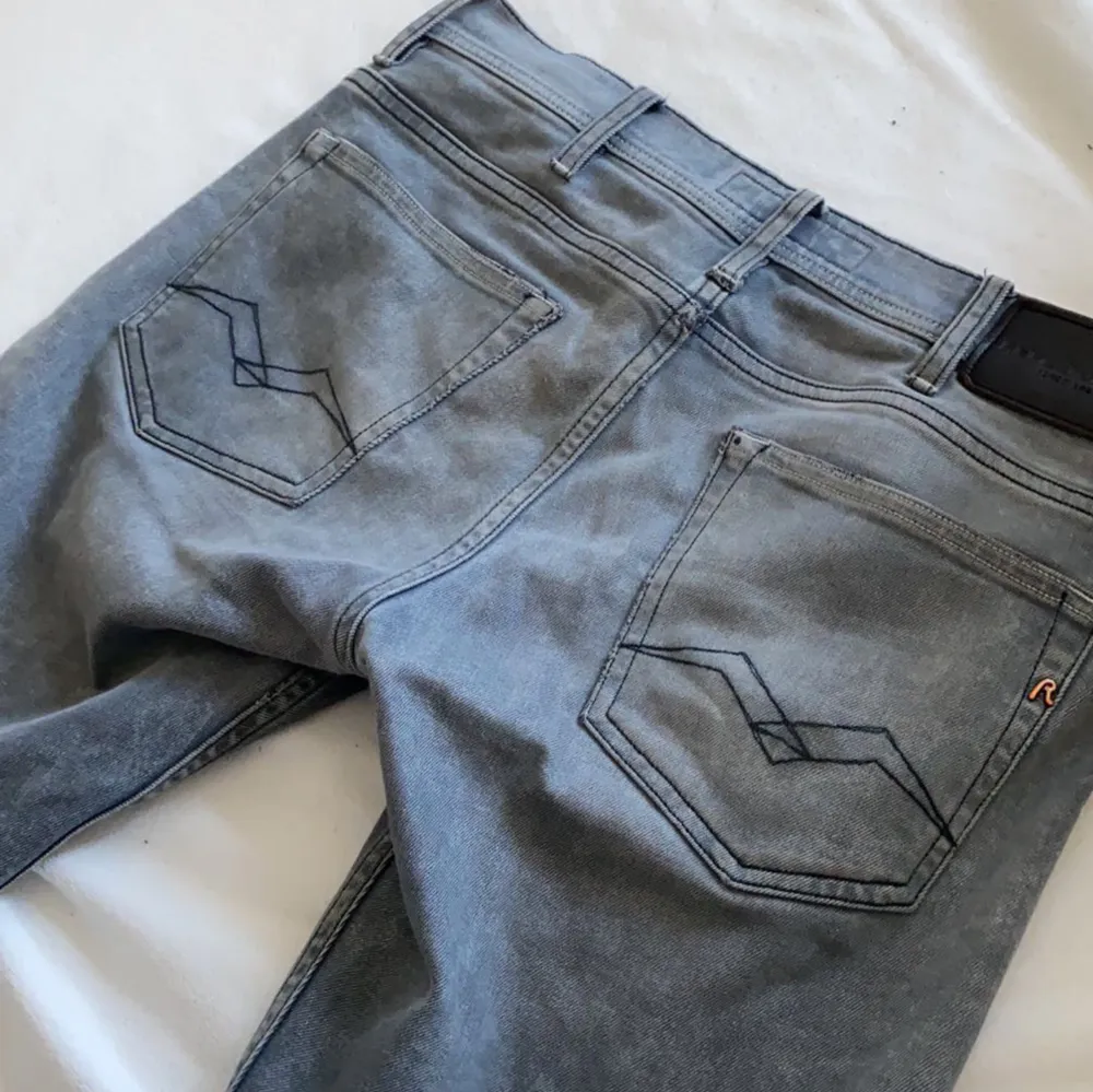 Säljer dessa replay jeans i strl 30/32. Bra skick. . Jeans & Byxor.