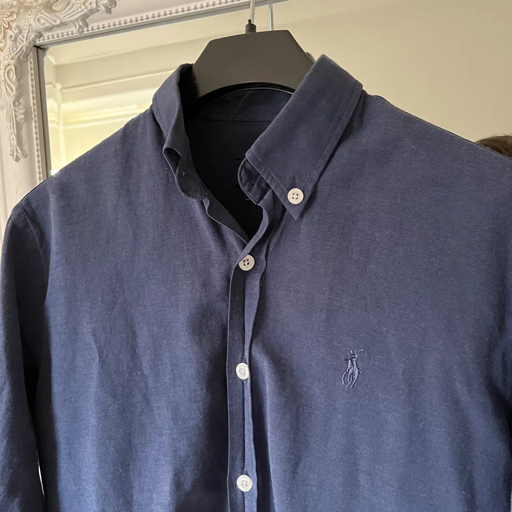 Hej, jag säljer en riktigt snygg Ralph lauren skjorta ”Custom fit”, storlek medium men passar small. Riktigt fint skick! Skriv för fler frågor & bilder. Skjortan är mörkblå med en mörkblå logga, snygg kontrast.. Skjortor.