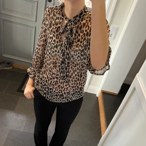 Leopardmönstrad blus  - Leopardmönstrad blus med knytning från Ginatricot i storlek 36. Fint skick. Använd gärna köp nu!