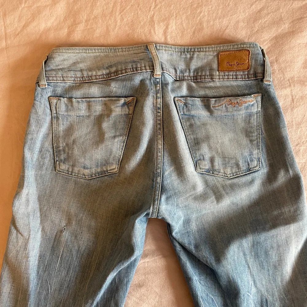 Supersnygga jeans från pepe Lågmidjade och bootcut, avklippta längst ned Midja (rakt över): 39 cm Innerben: 77 cm. Jeans & Byxor.