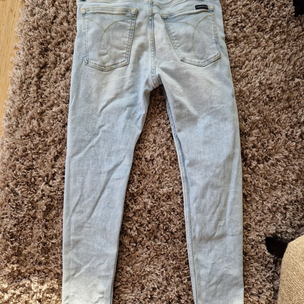 Säljer mina Calvin klein jeans då dom har blivit rätt så små och bara ligger o tar plats i garderoben  Köpte dom på season i Jönköping för 900 o säljer dom för 75 för har ingen aning vad dom kostar nu. Jeans & Byxor.
