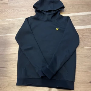 LYLE & SCOTT HOODIE - Skick 9/10. Köparen betalar frakt 📦. Fraktas genom instabox 📦