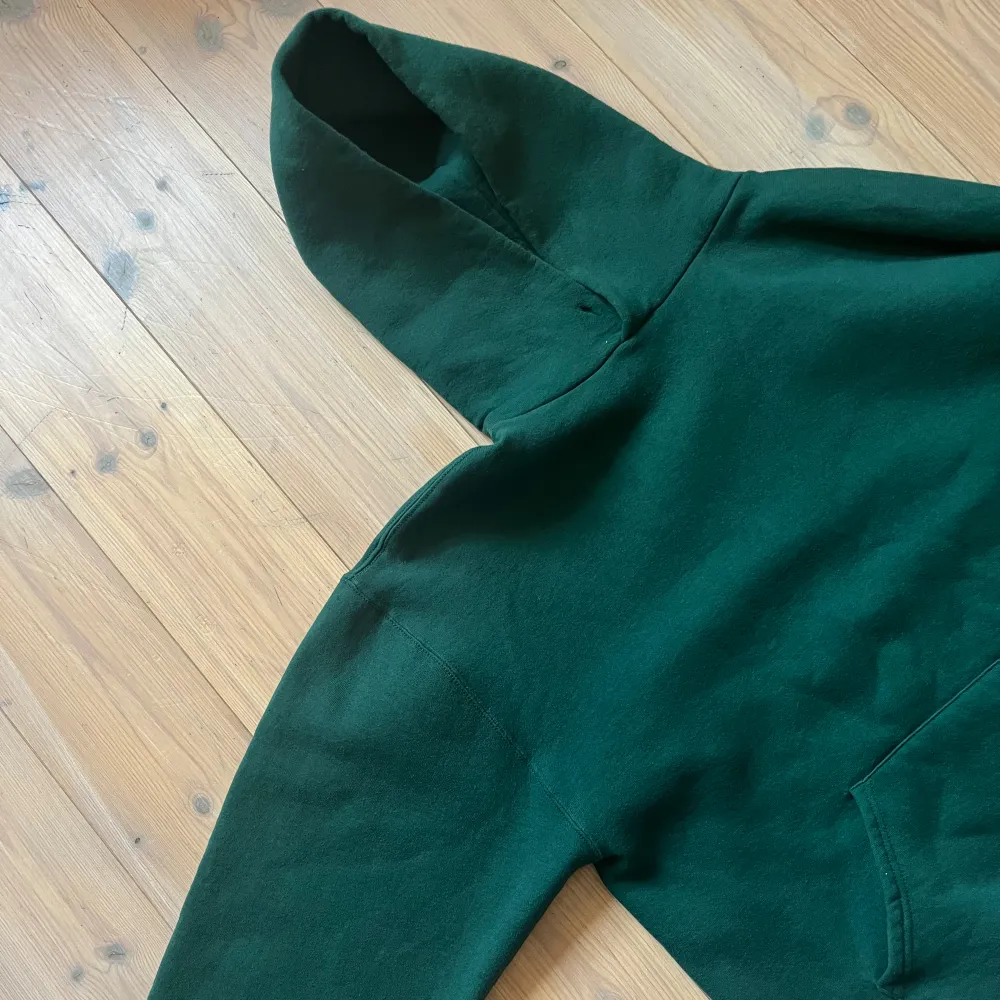 Mörkgrön russell athletic hoodie i storlek L. Riktigt bra passform, boxy och en aning croppad silhuett. Måttet på bilden är ungefärlig . Hoodies.