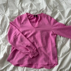 Rosa blus - Jättefin rosa blus från vero Moda. Använd några gånger men jättebra skick. Skriv om frågor💕💕