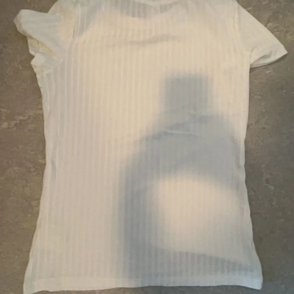 Vitt och är jätte fin. Samt har tröjan en unik mönster som är svår att upptäcka men gör klart en basic vitt tröja.. T-shirts.