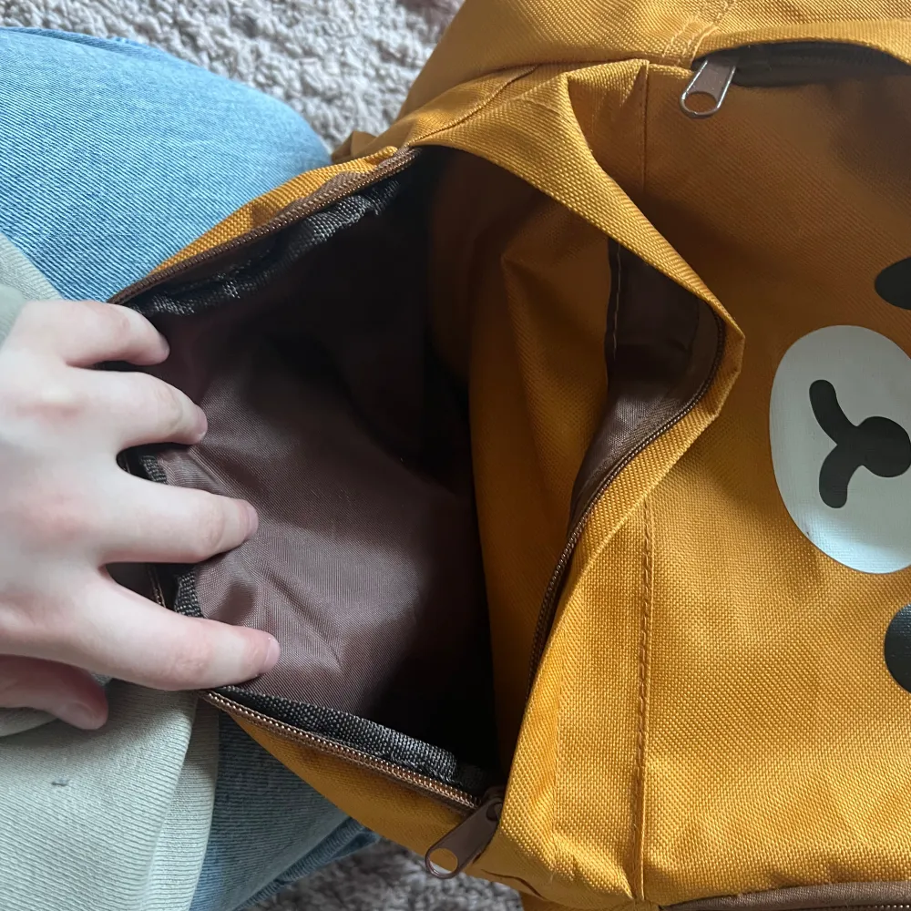 Den är en teddybjörn ryggsäck från kawai , kanpt använd . Väskor.