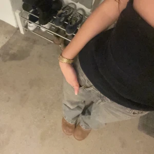 Zara topp  - Cocktail topp utan resårband i ett bra skick.  Fina konturer i plagget och är i ett ”tjockare” material.   ⚡️✨💋🤩