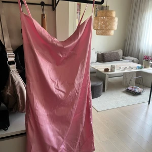 Rosa klänning  - Oanvänd endast testad. Snygg rosa färg 🥰Stretchiga i materialet  , skulle säga S/M i storlek 