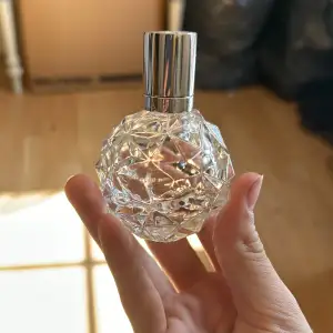 Ariana grande parfym typ 1/3 kvar men tycker inte den luktar jättegott.vet inte hur många ml men som syns på bild är den ganska liten.