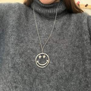 Jättefint halsband med en stor smiley. Skicket är jättebra. Aldrig sparsamt💓💓