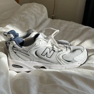 New Balance 530 - Ett par knappt använda New Balance skor i storlek 42💕💕