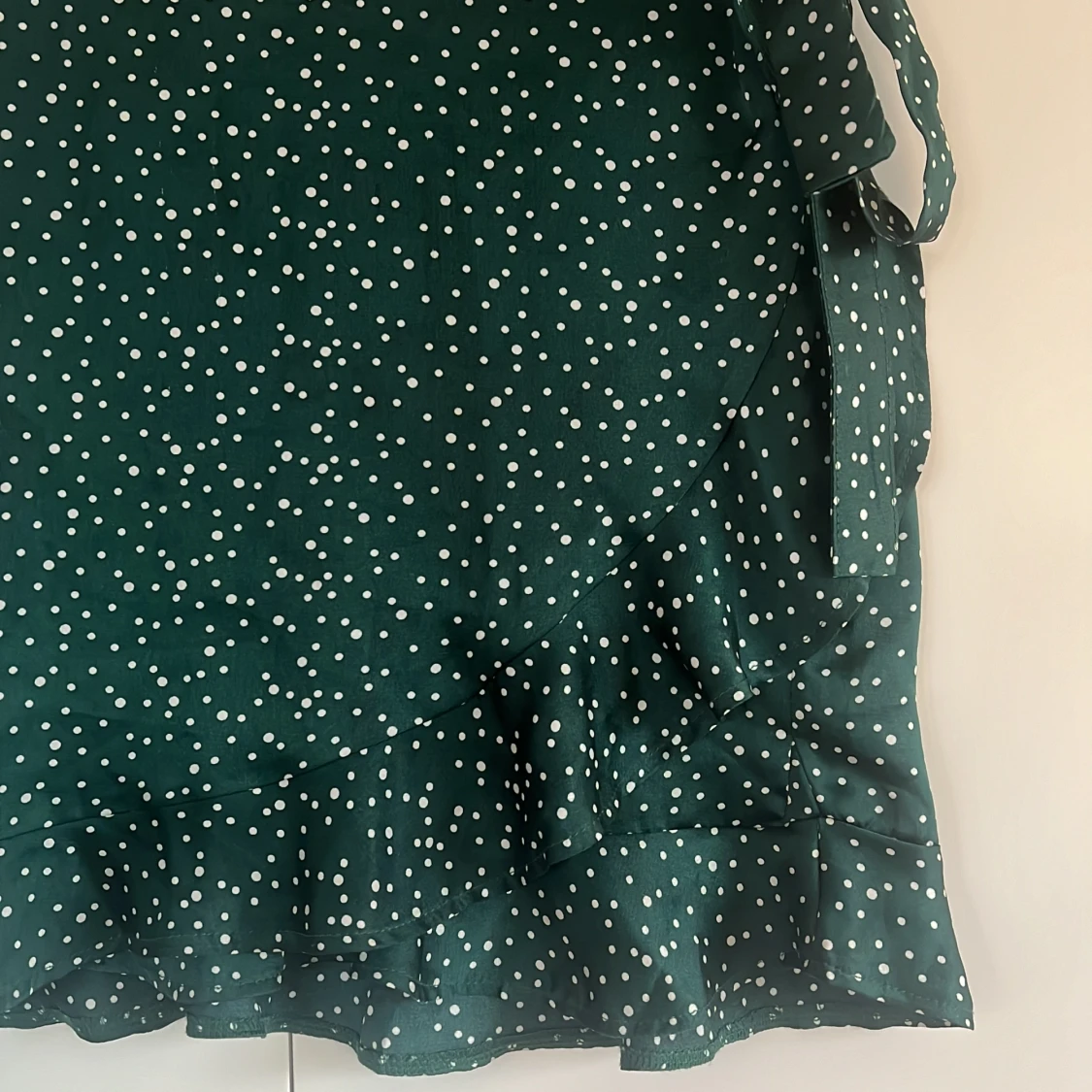 Grön kjol med volang  - 91