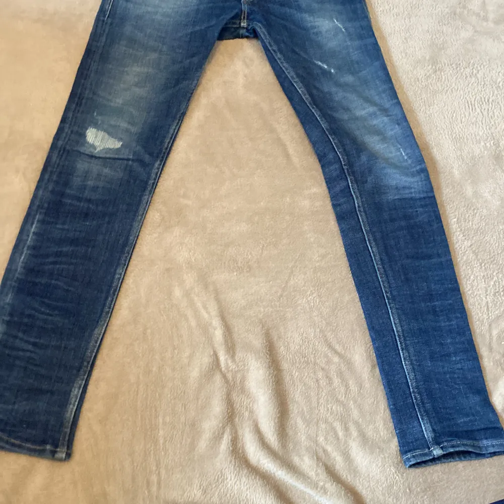 Snygga Replay jeans | Modellen är Jondrill | Storleken är 31/30 | Skicket 9/10 | Hör av er vid frågor!. Jeans & Byxor.