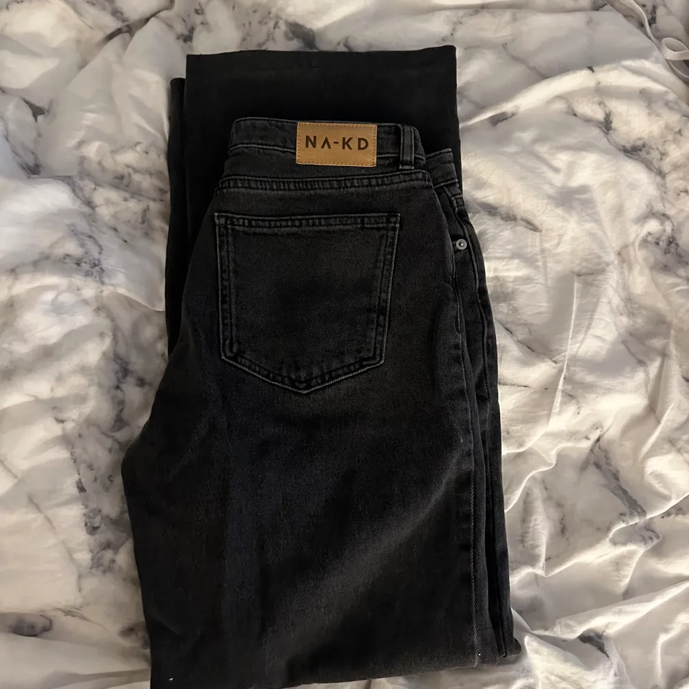 Lowwaist jeans med utsvängda ben från na-kd i strl 34. Knappt använda, inga defekter ser ut som nya. Mörkgrå. Nypris 599 mitt pris 200🤍. Jeans & Byxor.