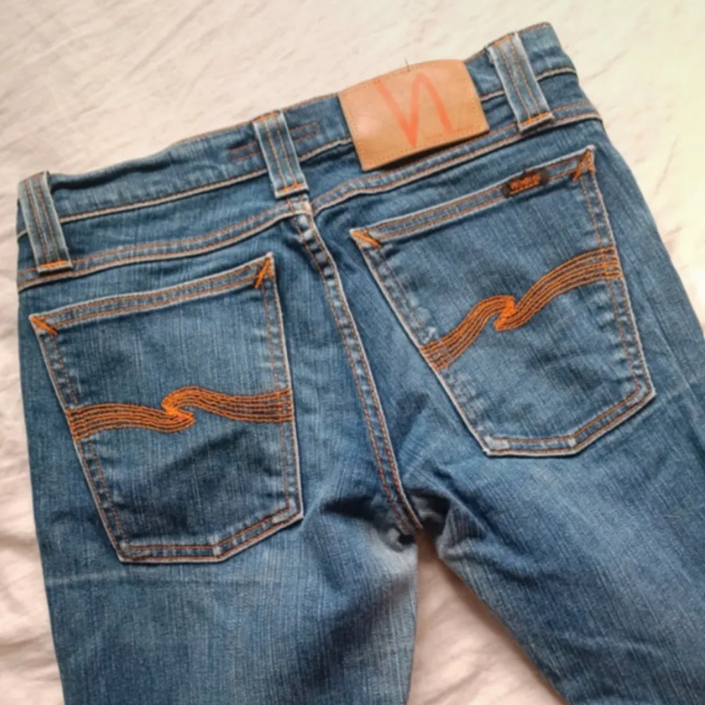 Tja säljer dessa feta nudie jeans storlek 28/30, fler bilder kan fås vid behov. Priset kan diskuteras vid snabb affär. Kolla gärna in våra andra plagg. Mvh Chillout!. Jeans & Byxor.