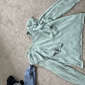 Blus - En jättegullig ljusblå blus som tuvor är förliten