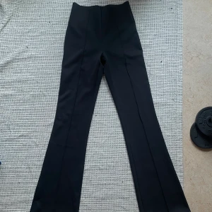 Svarta flared stretch sportbyxor - Aldrig använda! Svarta sport byxor, stretchiga och flared