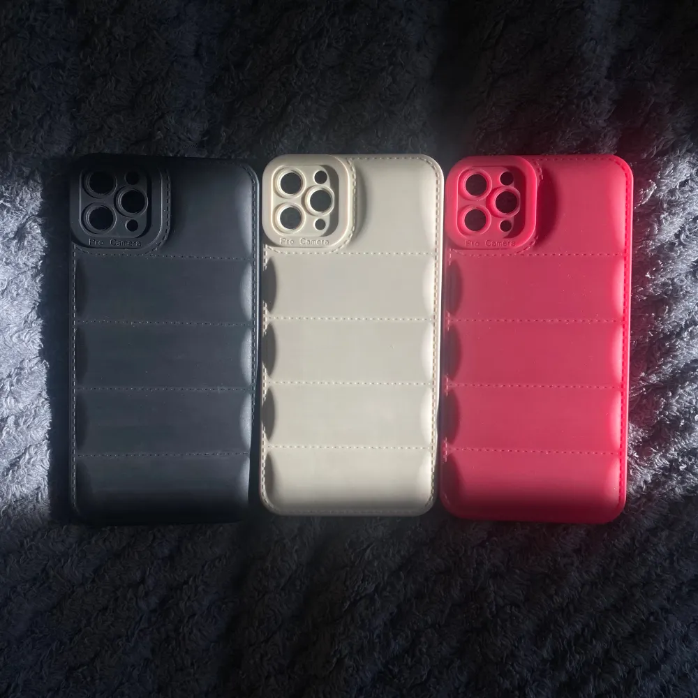 3st Mobilskal för iPhone 11 proMax. I färgen rosa,svart och beige. De är alla helt oanvända förutom den vita som har använts bara ett par få gånger. Alla tre för 50kr st . Övrigt.